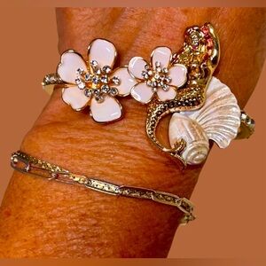 Betsey Johnson NWT Hinged Bracelet Gold Mermaid on Shell&Pink w/CrystalsFlowers
